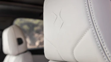 DS 7 225 - headrests