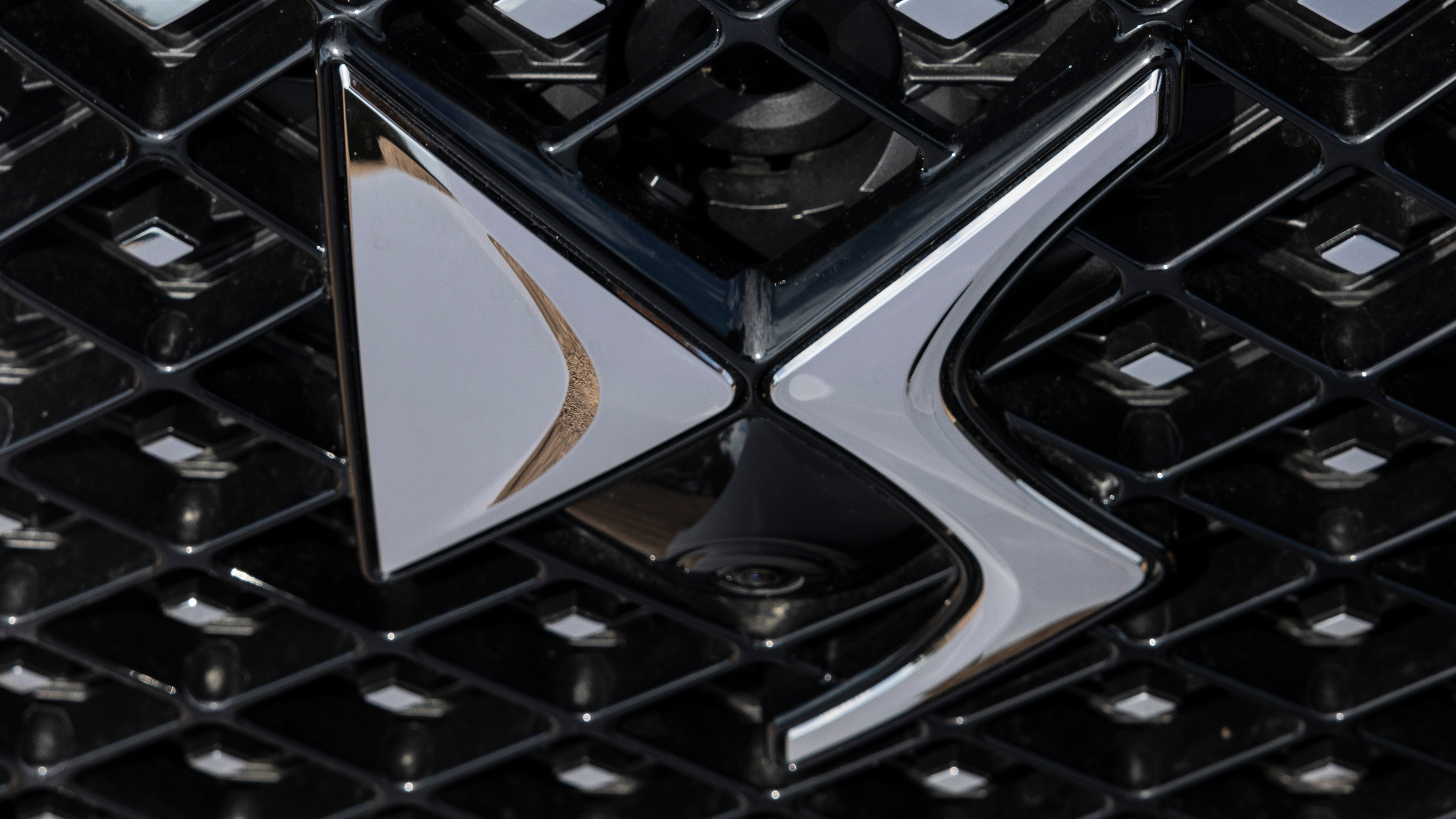 DS 7 225 - grille badge