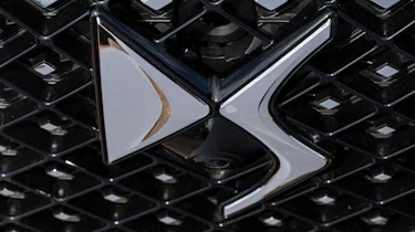 DS 7 225 - grille badge