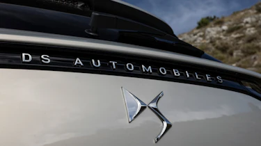 DS 7 225 - rear badge