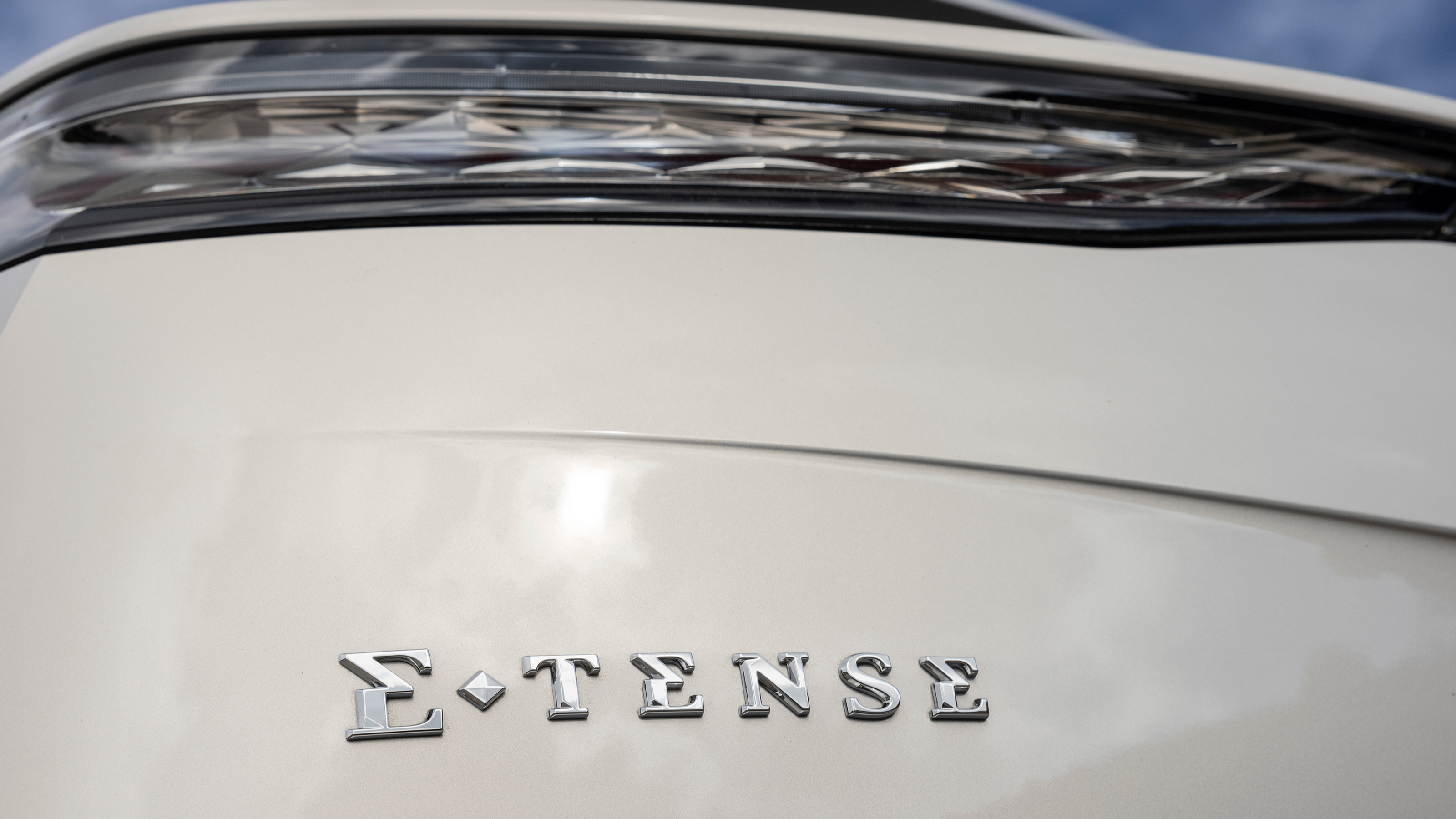DS 7 225 - 'E-Tense' badge