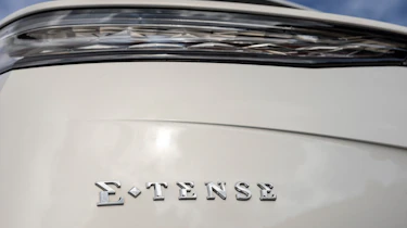 DS 7 225 - 'E-Tense' badge