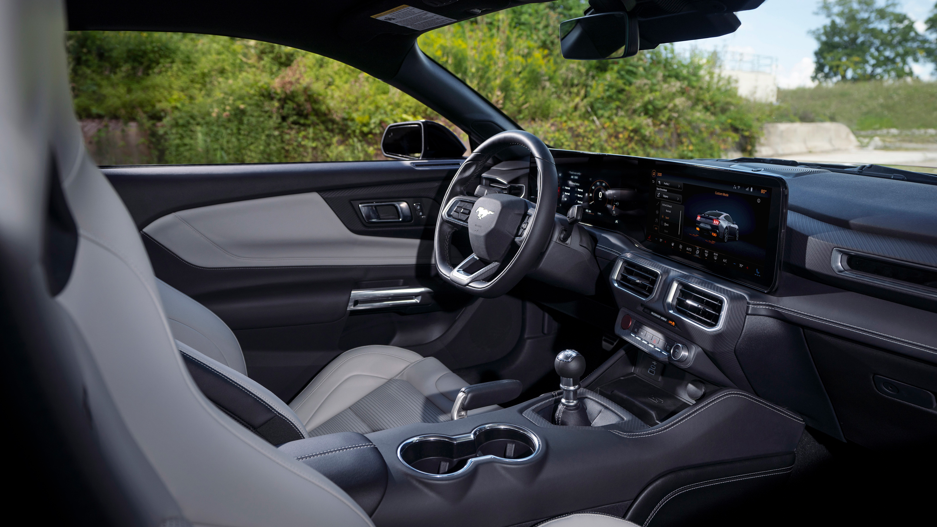 Ford Mustang 2022 - interior
