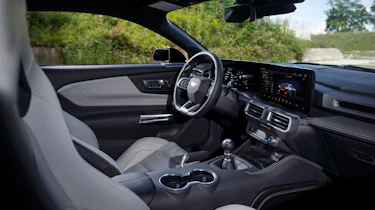Ford Mustang 2022 - interior