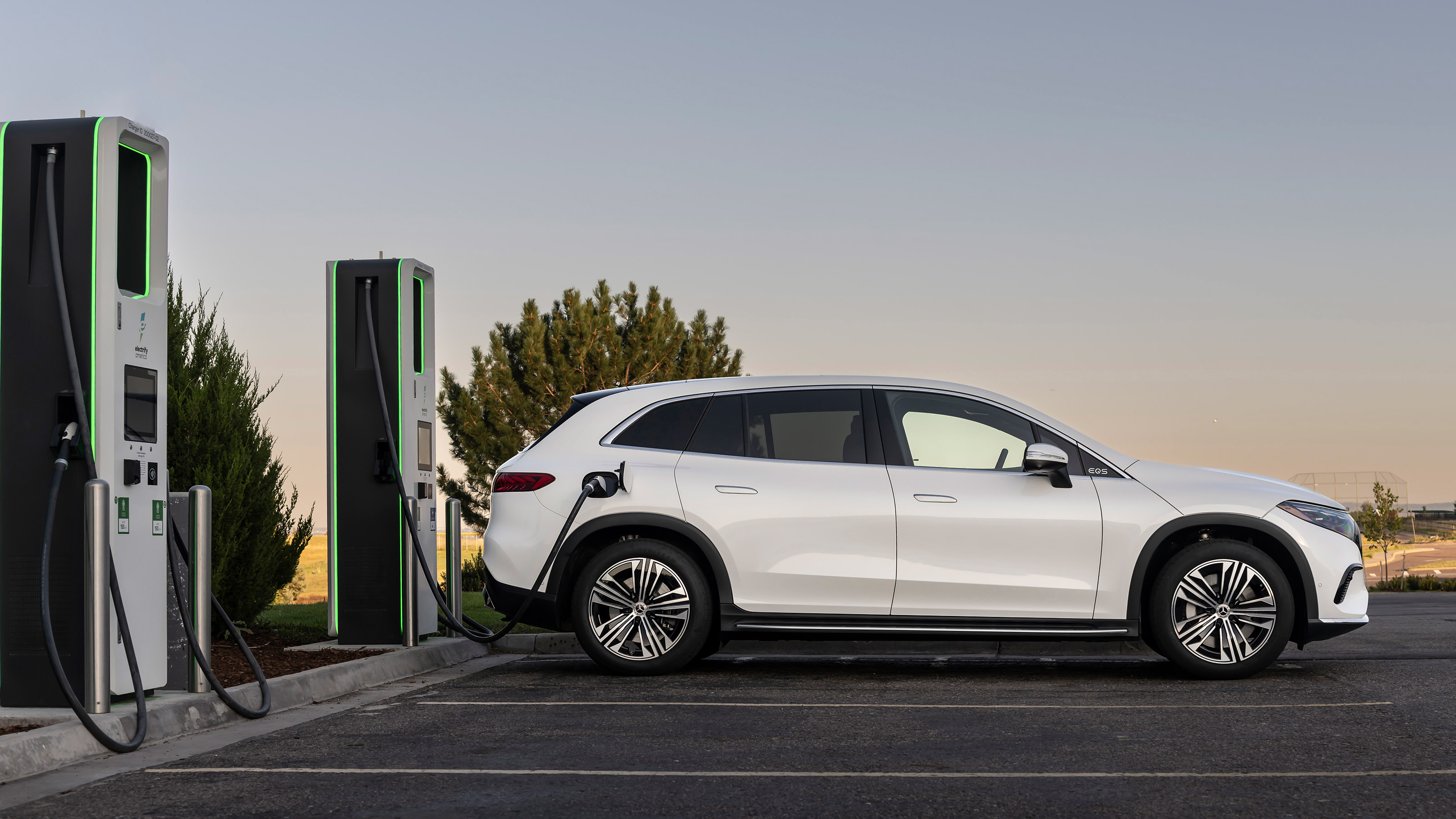 Mercedes EQS SUV - charging