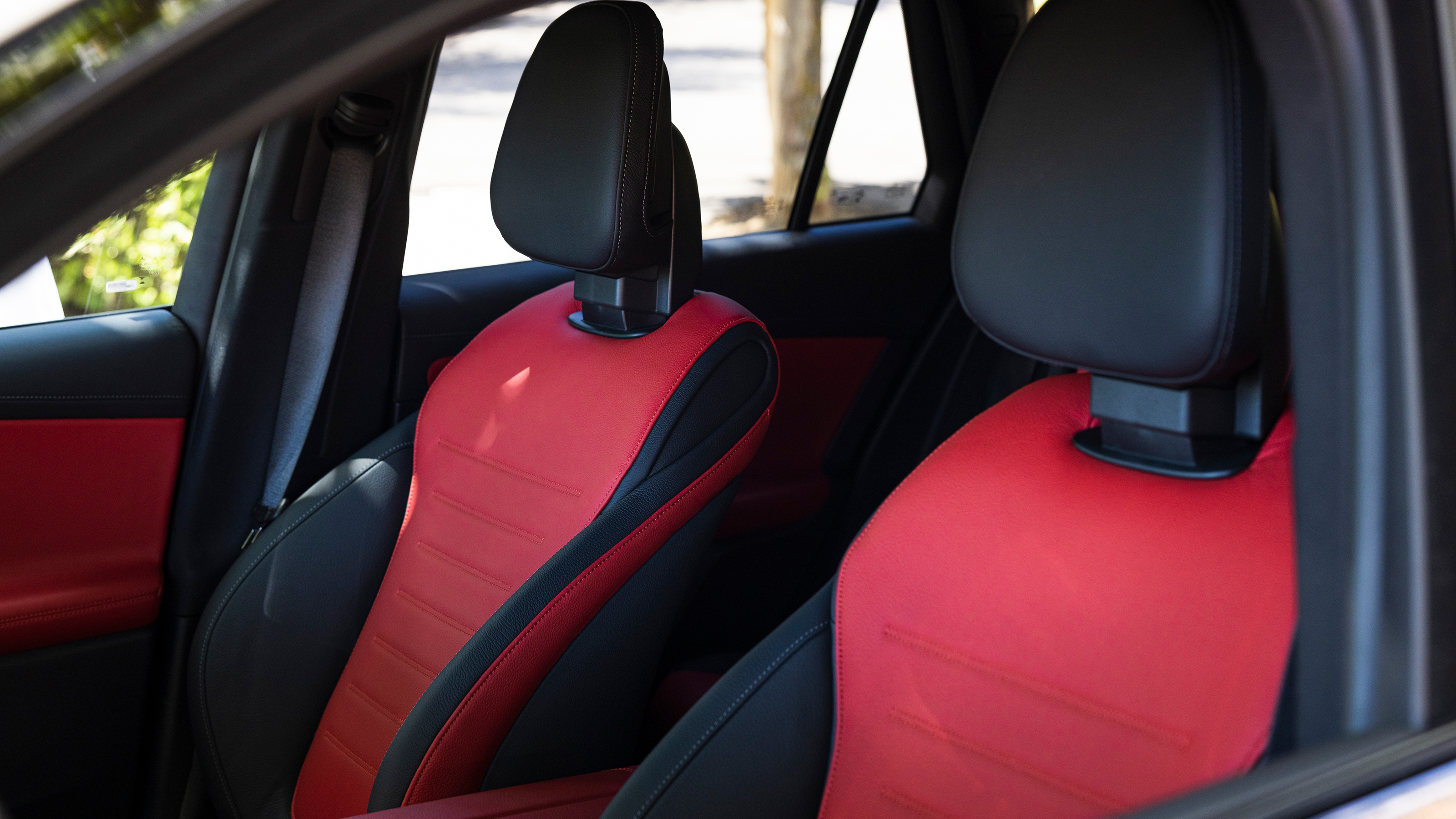 Mercedes GLC 300 de - front seats