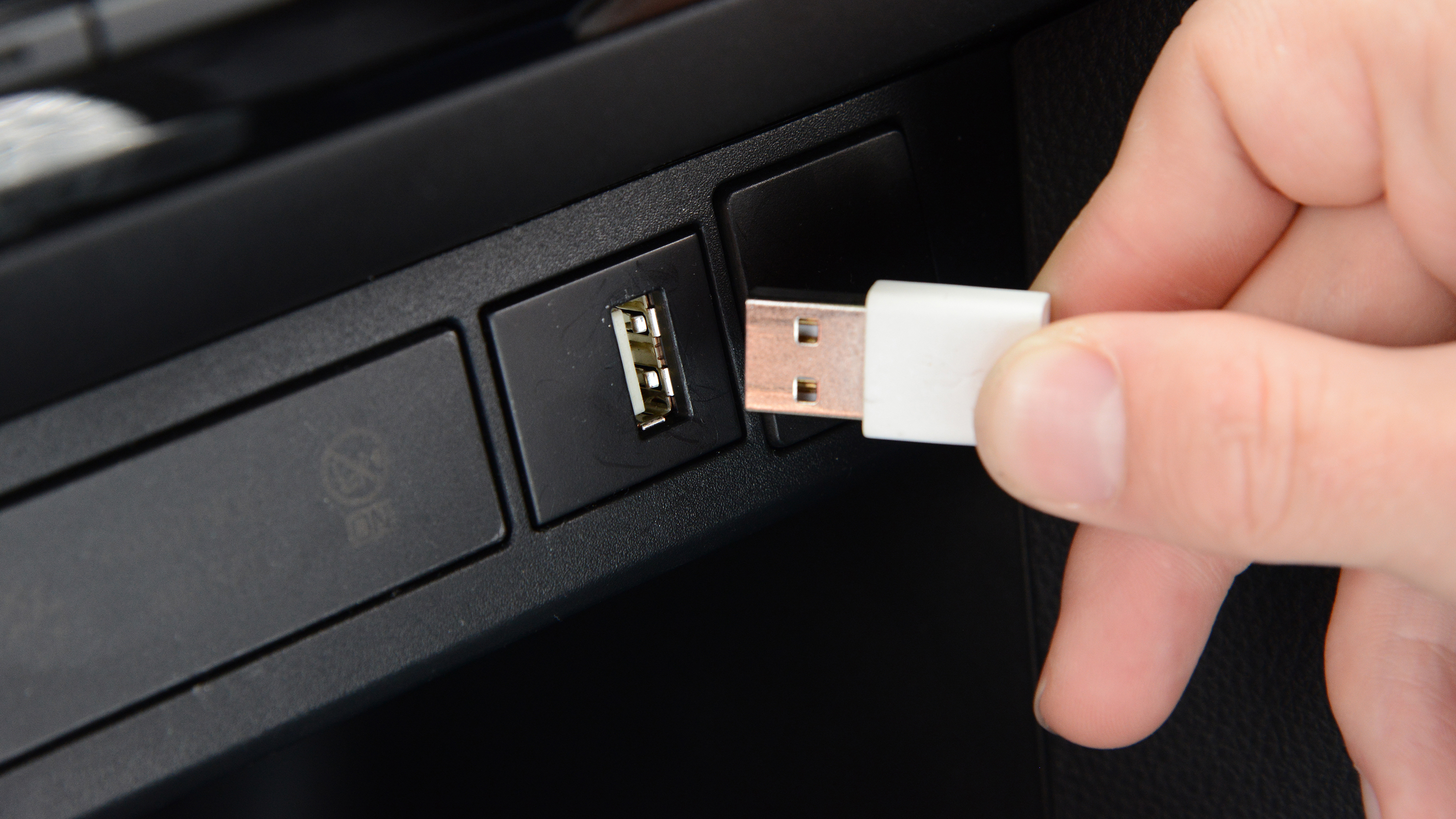 Toyota Yaris Cross final report - USB socket