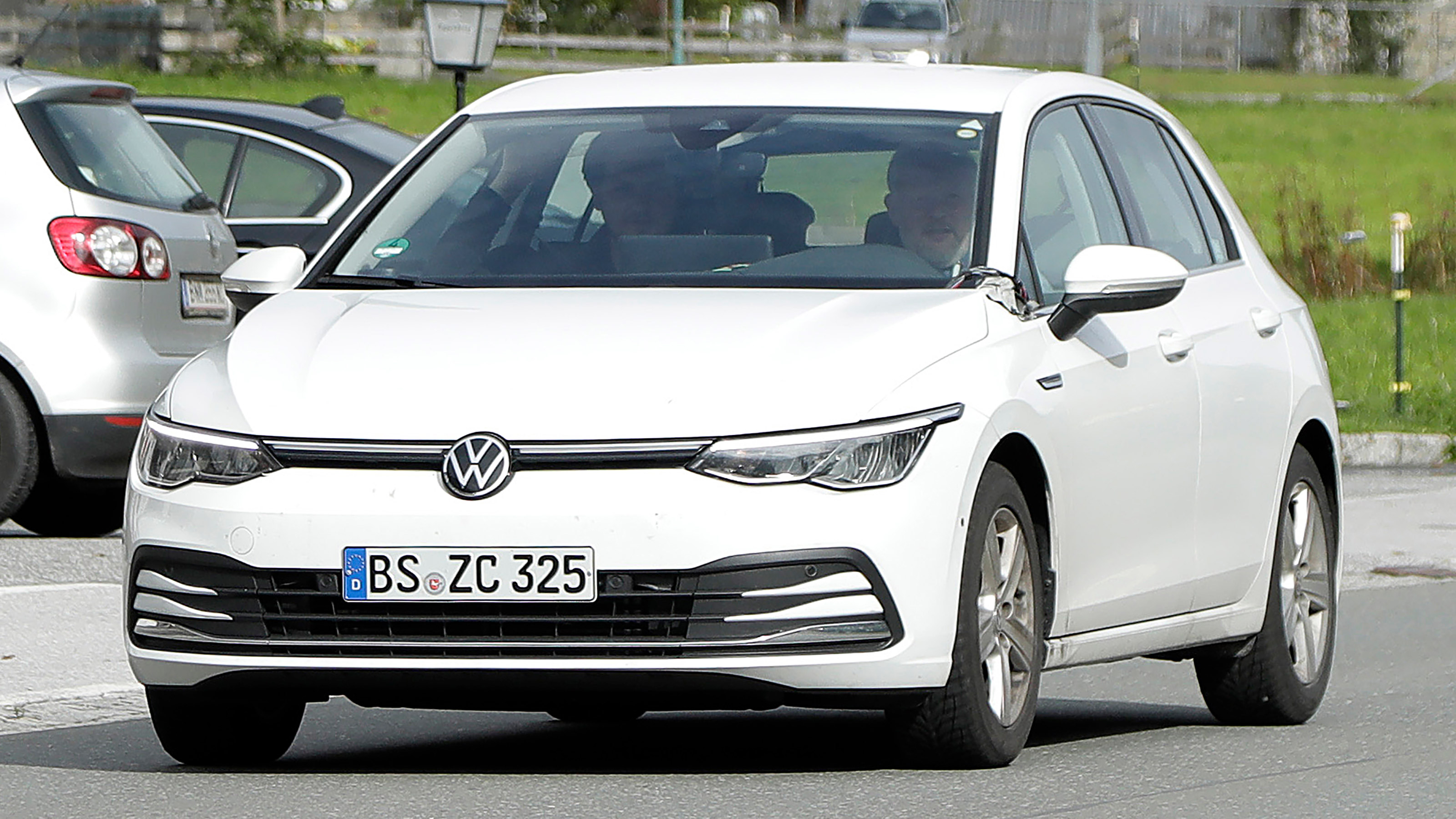 Volkswagen Golf facelift - spyshot 1