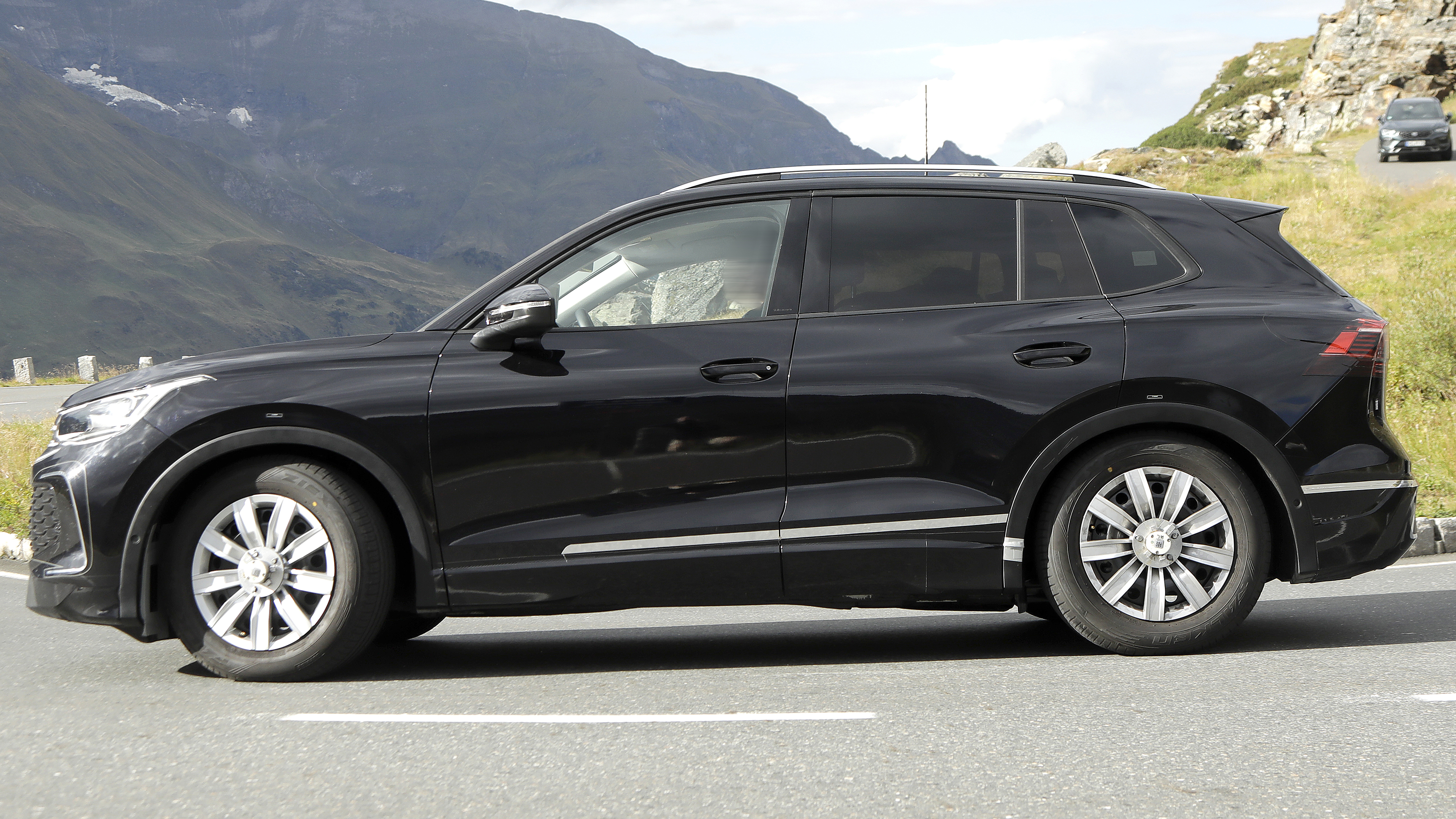 VW Tiguan - side