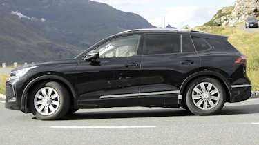 VW Tiguan - side