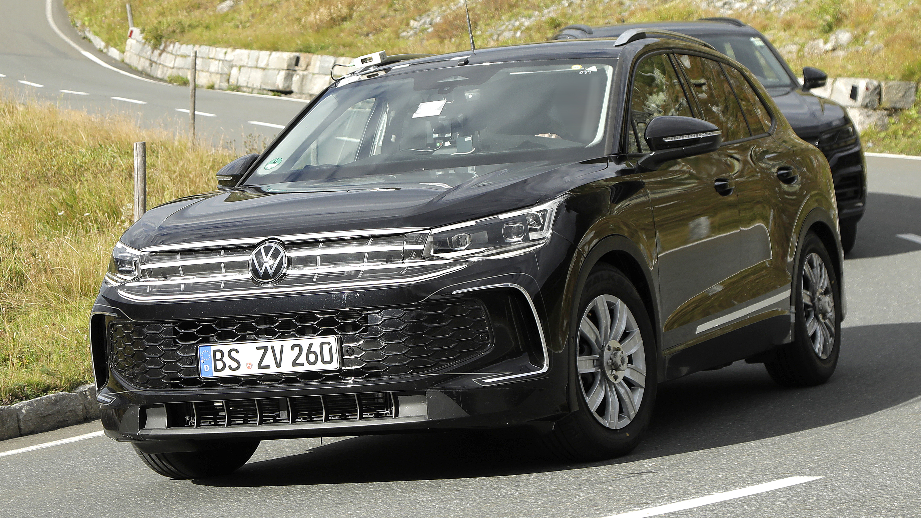 VW Tiguan - front cornering