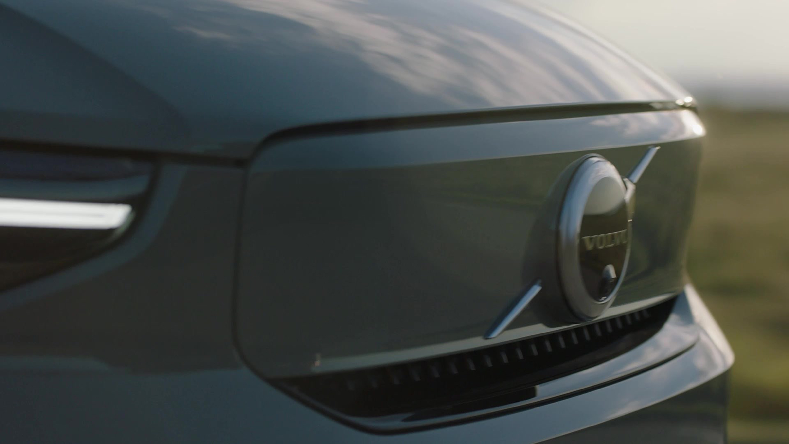 Volvo XC40 Recharge - front badge
