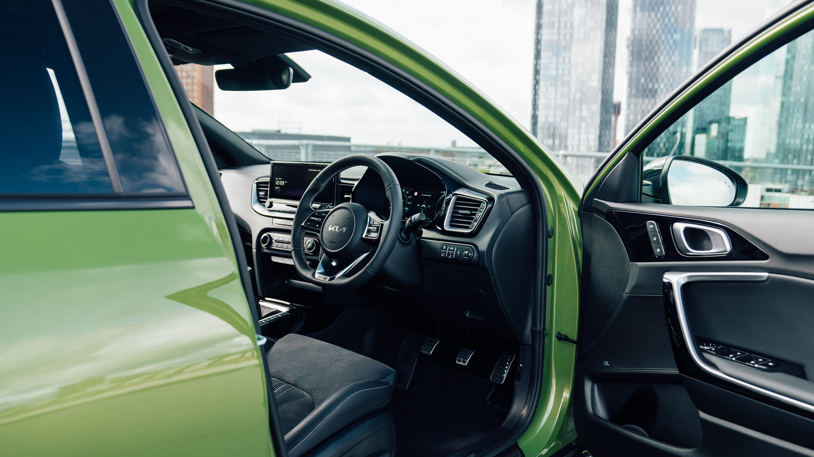 Kia XCeed - driver's door open