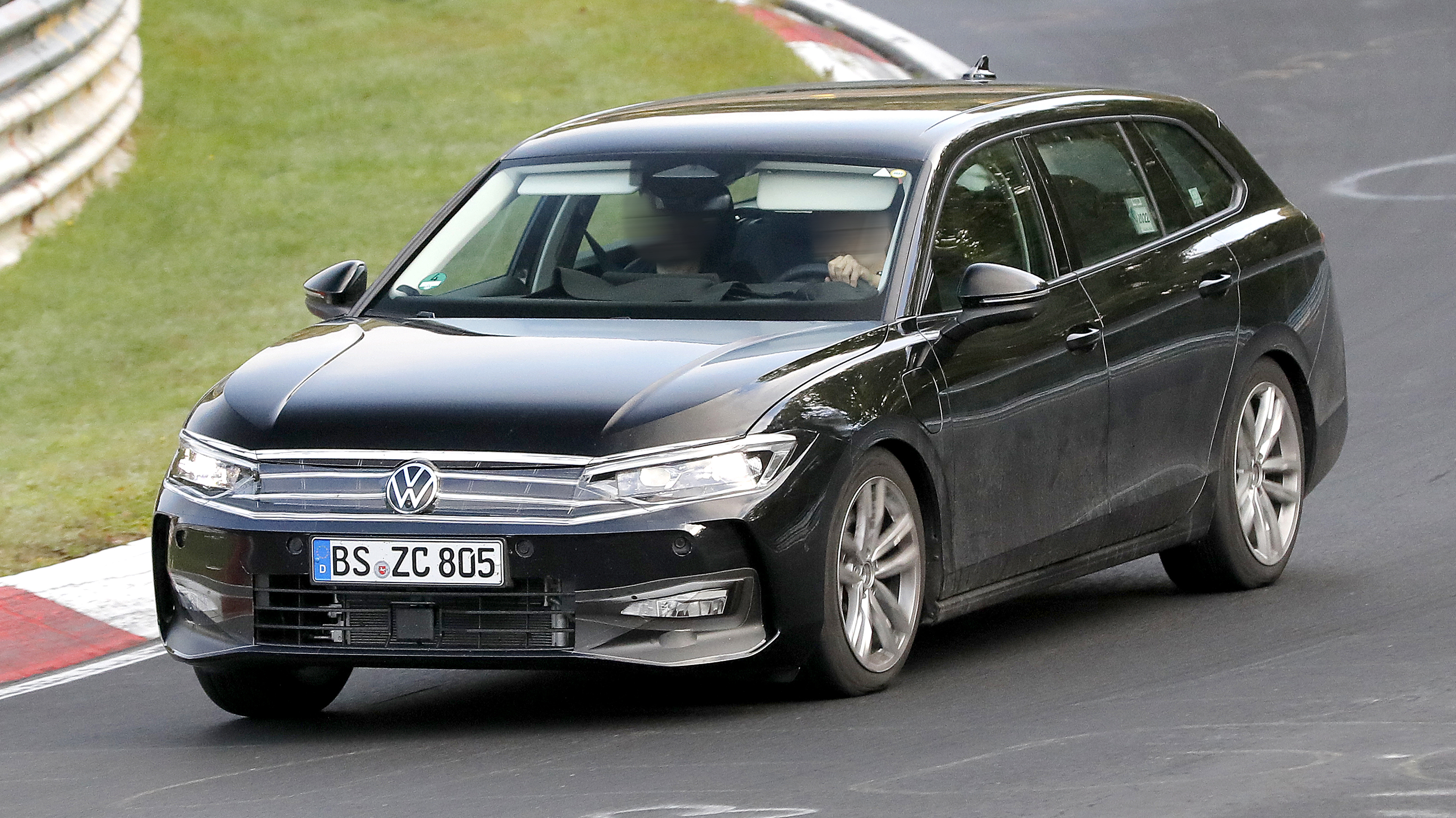 Volkswagen Passat PHEV - front