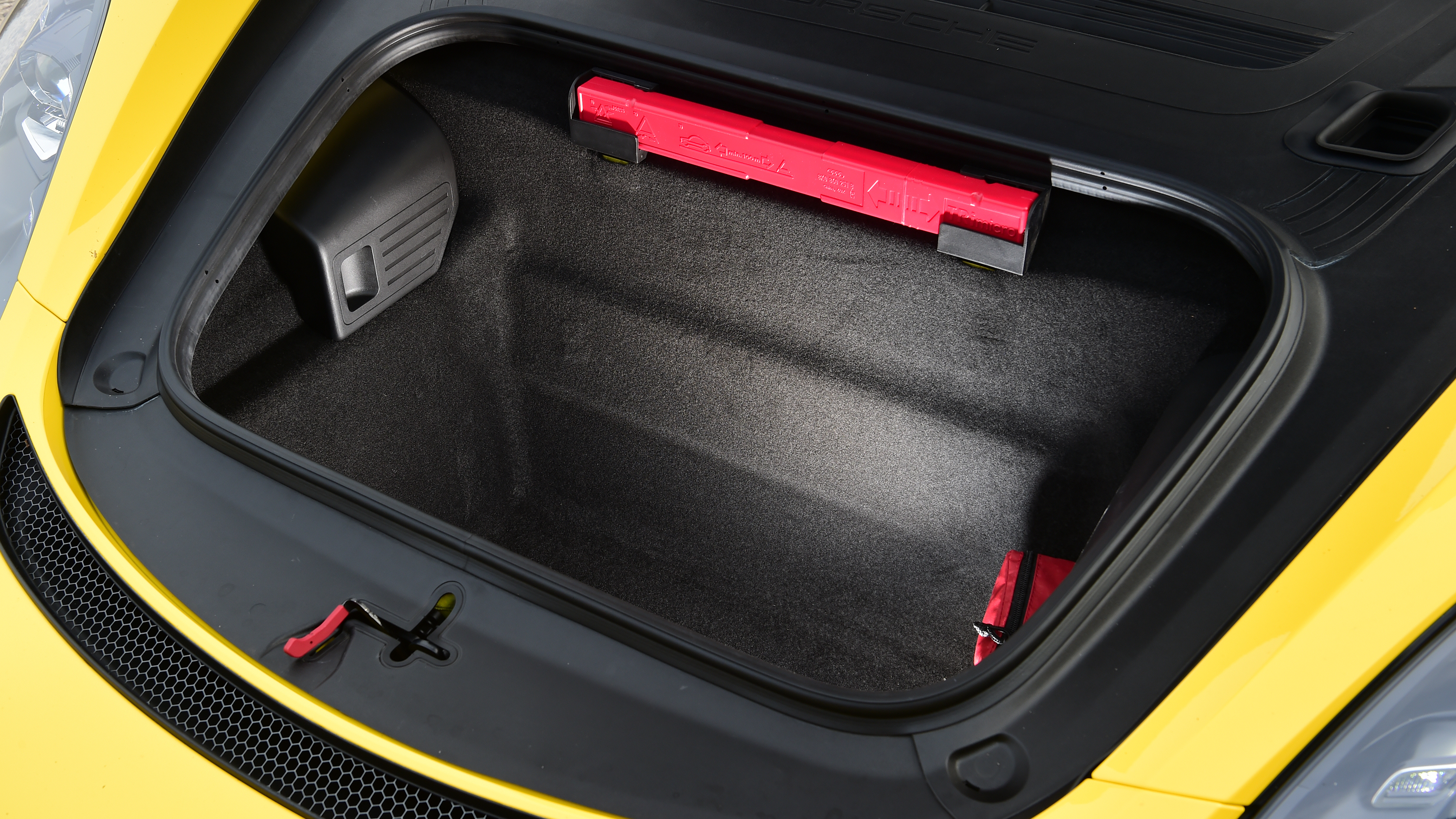Porsche 718 GT4 RS - luggage storage space