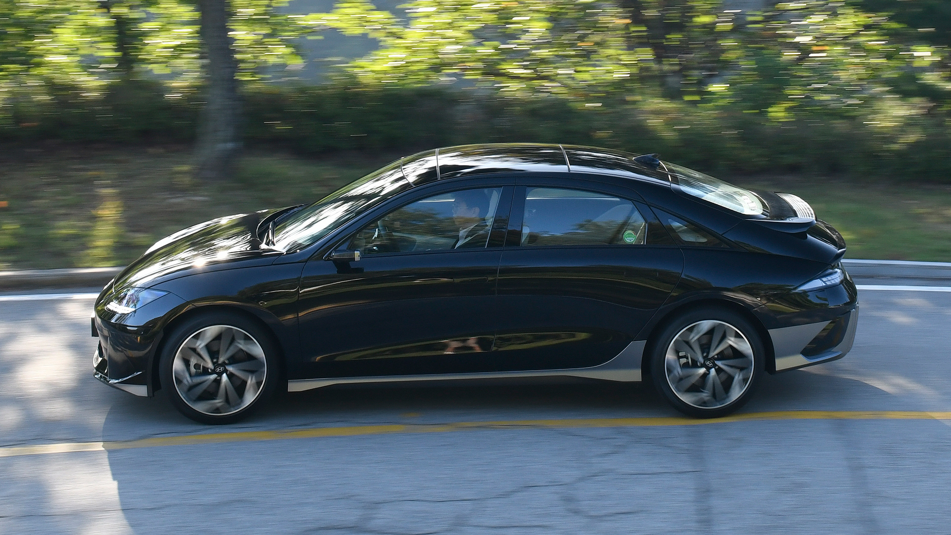 Hyundai Ioniq 6 - side