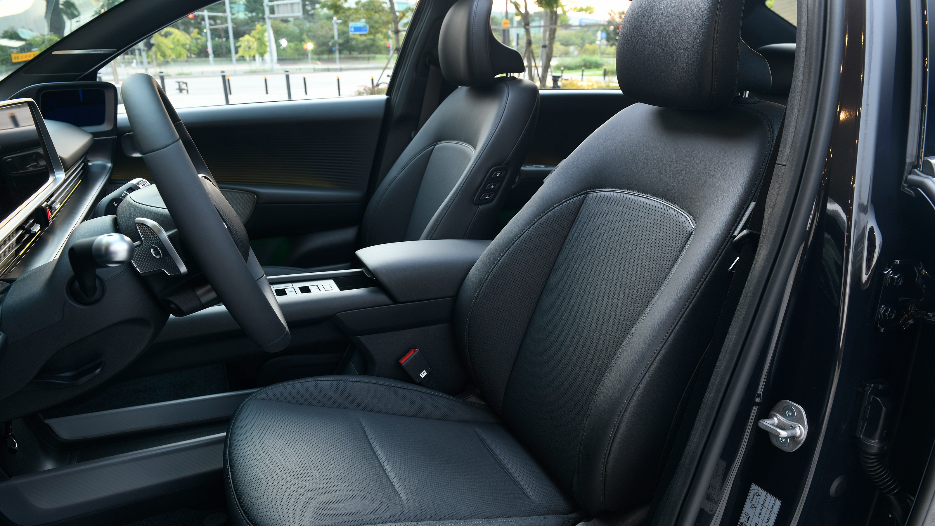 Hyundai Ioniq 6 - front seats