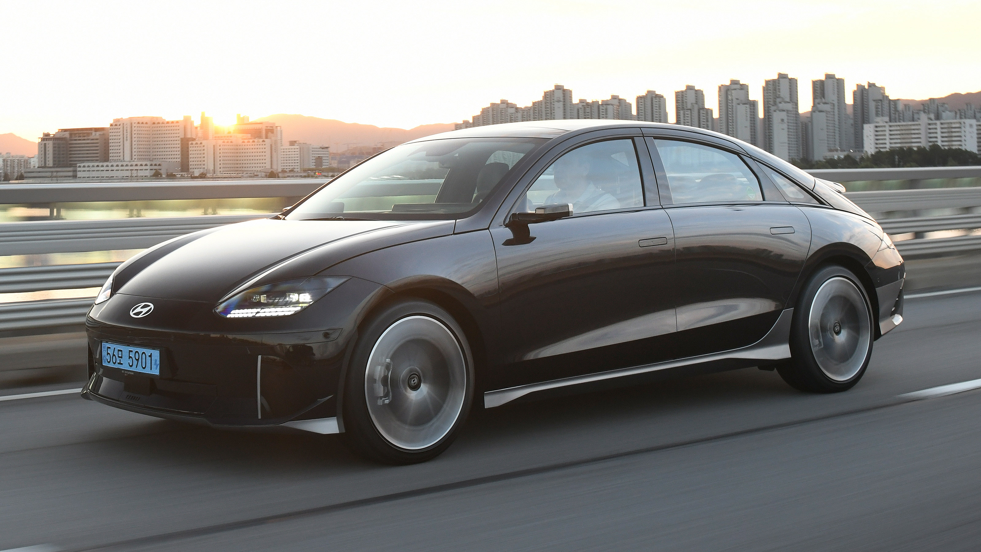 Hyundai Ioniq 6 - front tracking