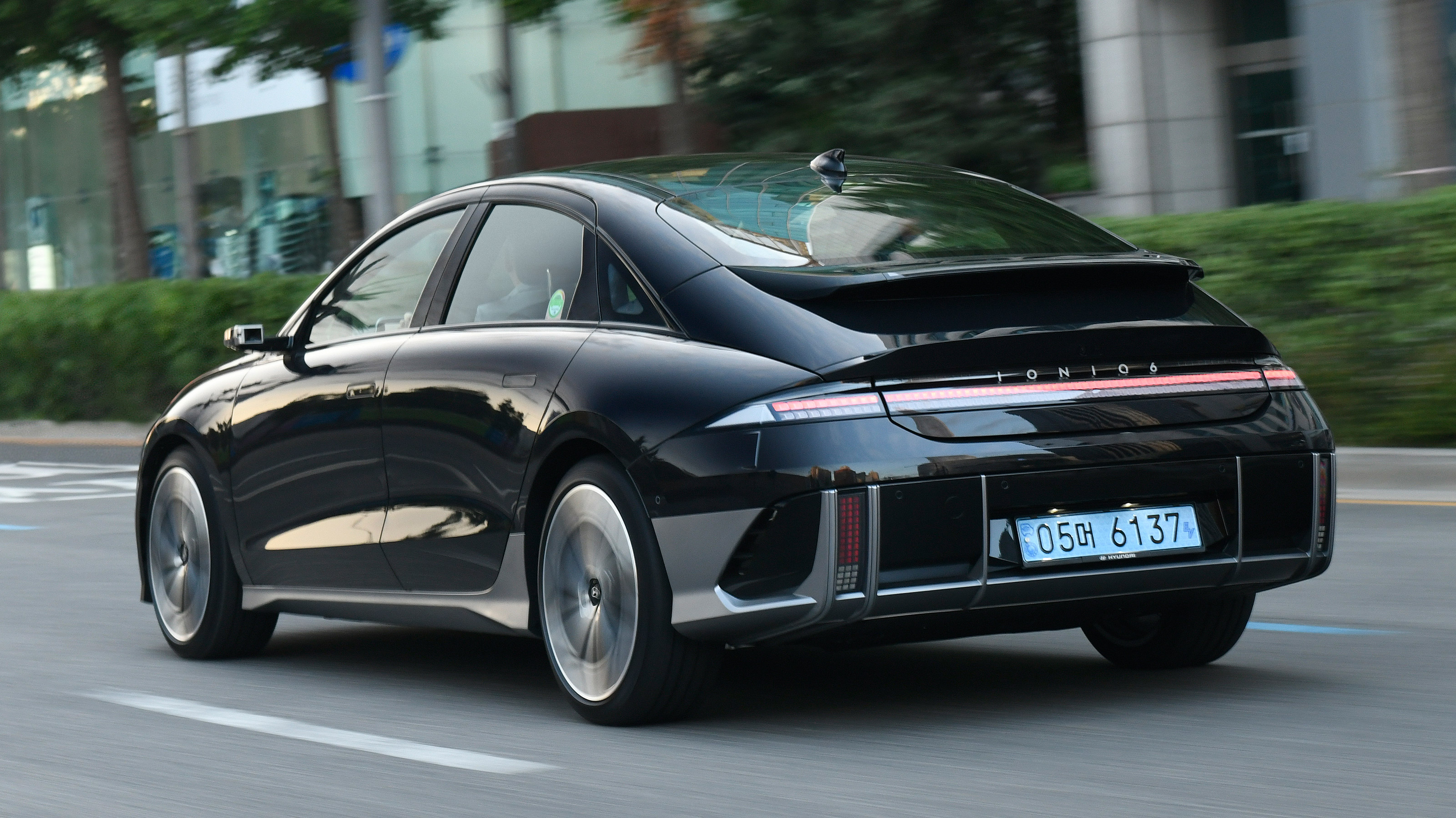 Hyundai Ioniq 6 - rear tracking