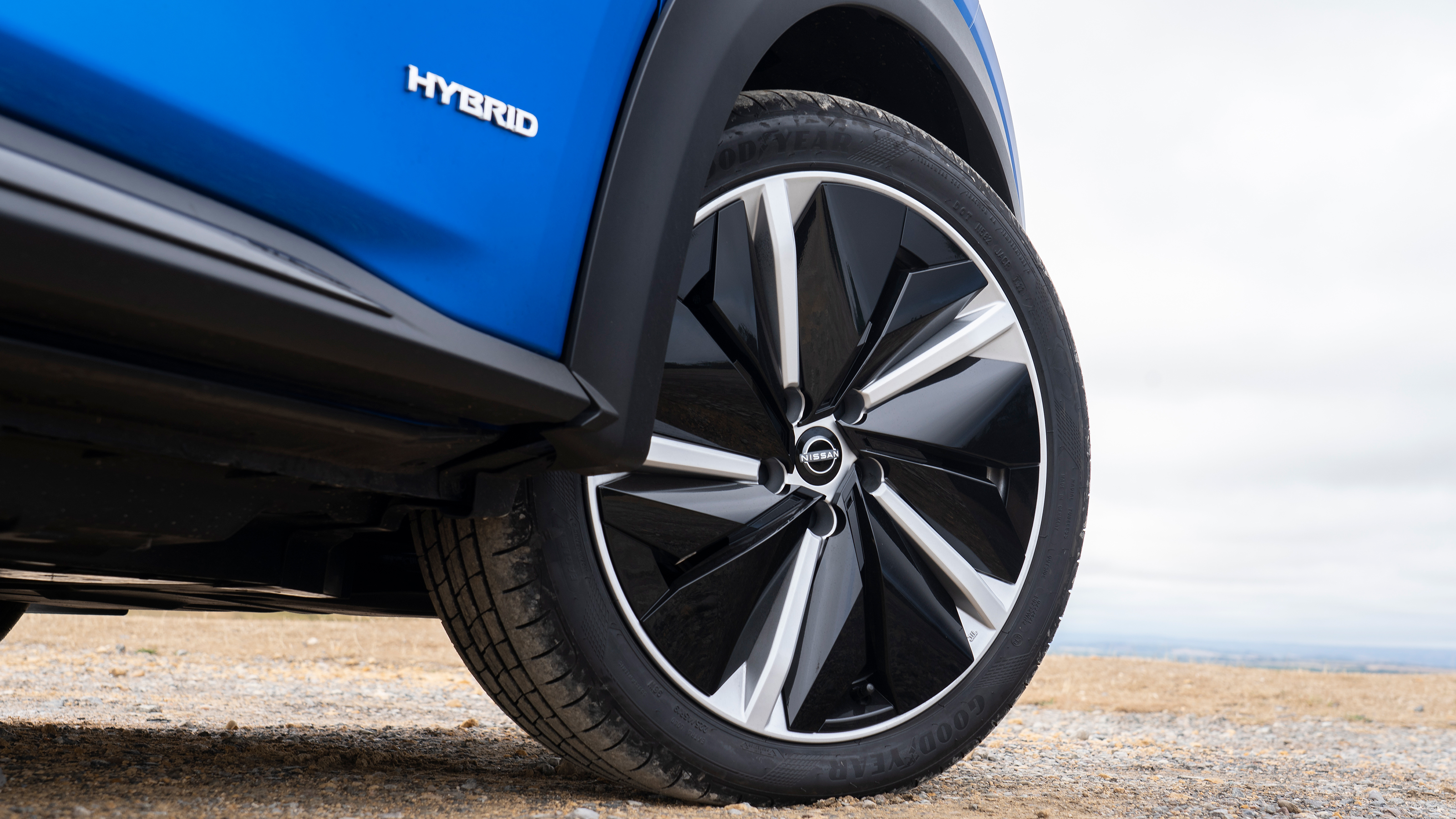 Nissan Juke - front o/s wheel