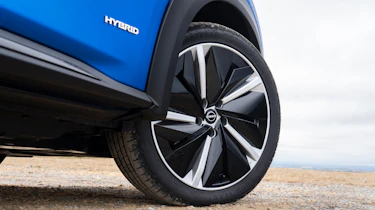 Nissan Juke - front o/s wheel