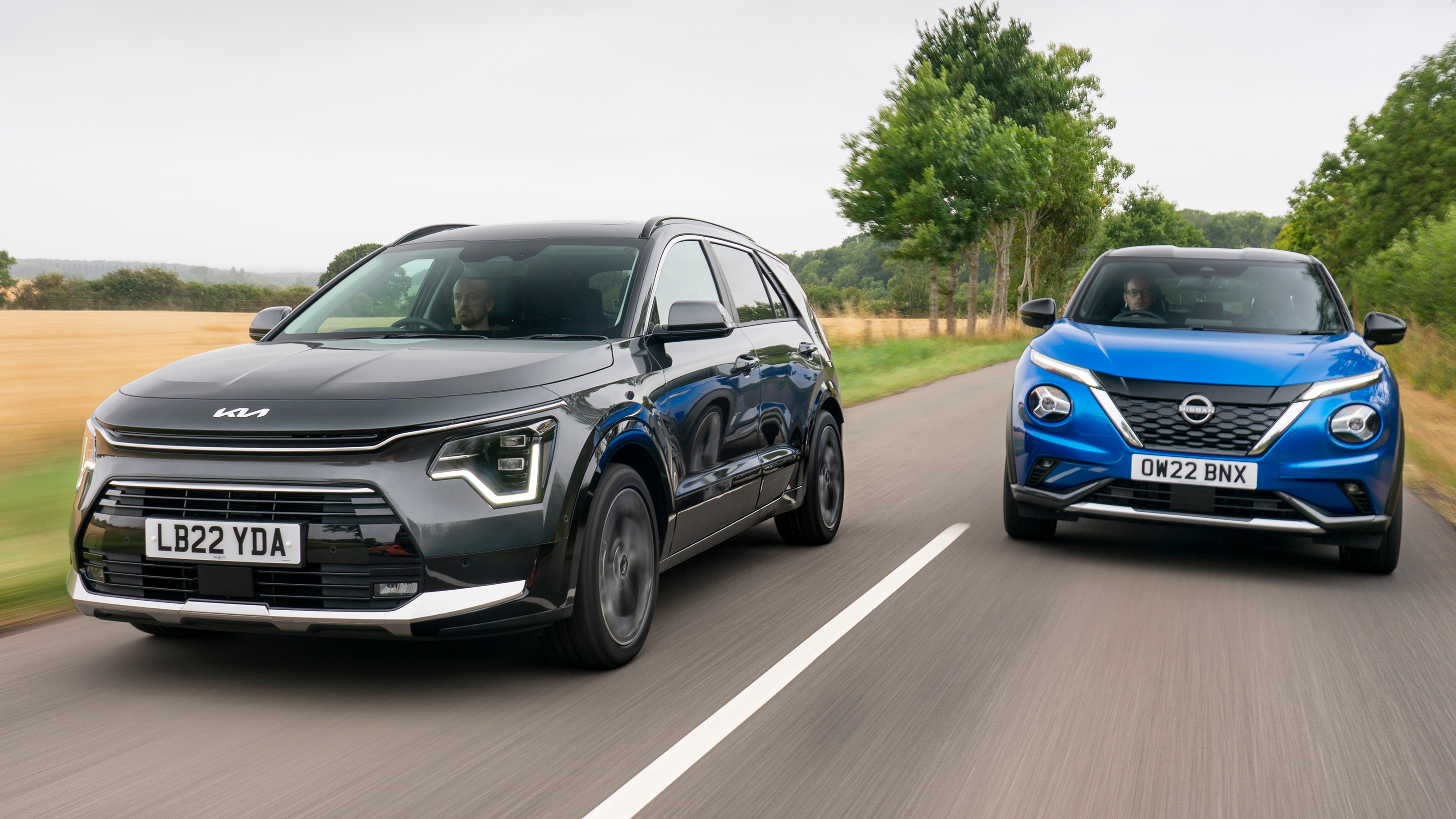 Kia Niro and Nissan Juke - front tracking