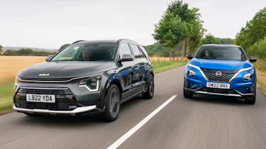 Kia Niro and Nissan Juke - front tracking