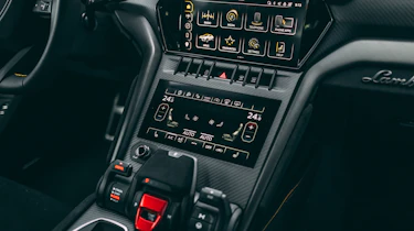 Lamborghini Urus Performante - centre console