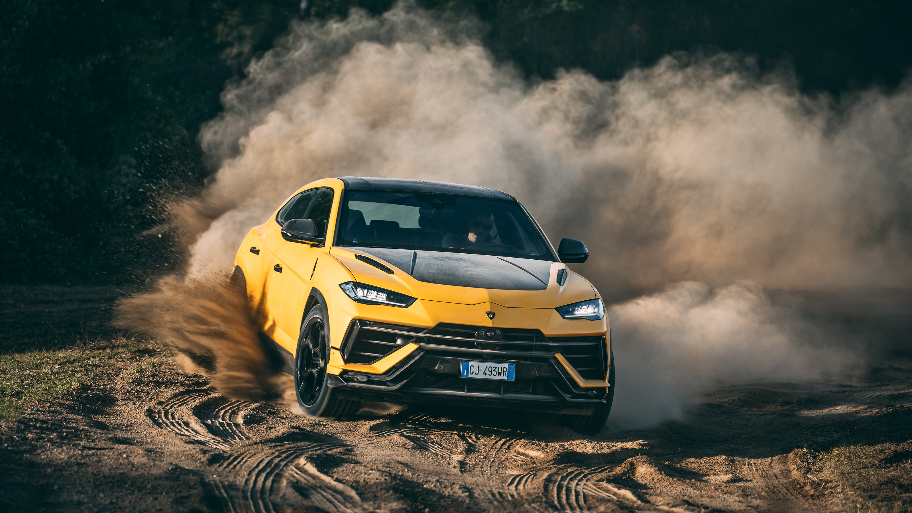  Lamborghini Urus Performante - cornering on dirt