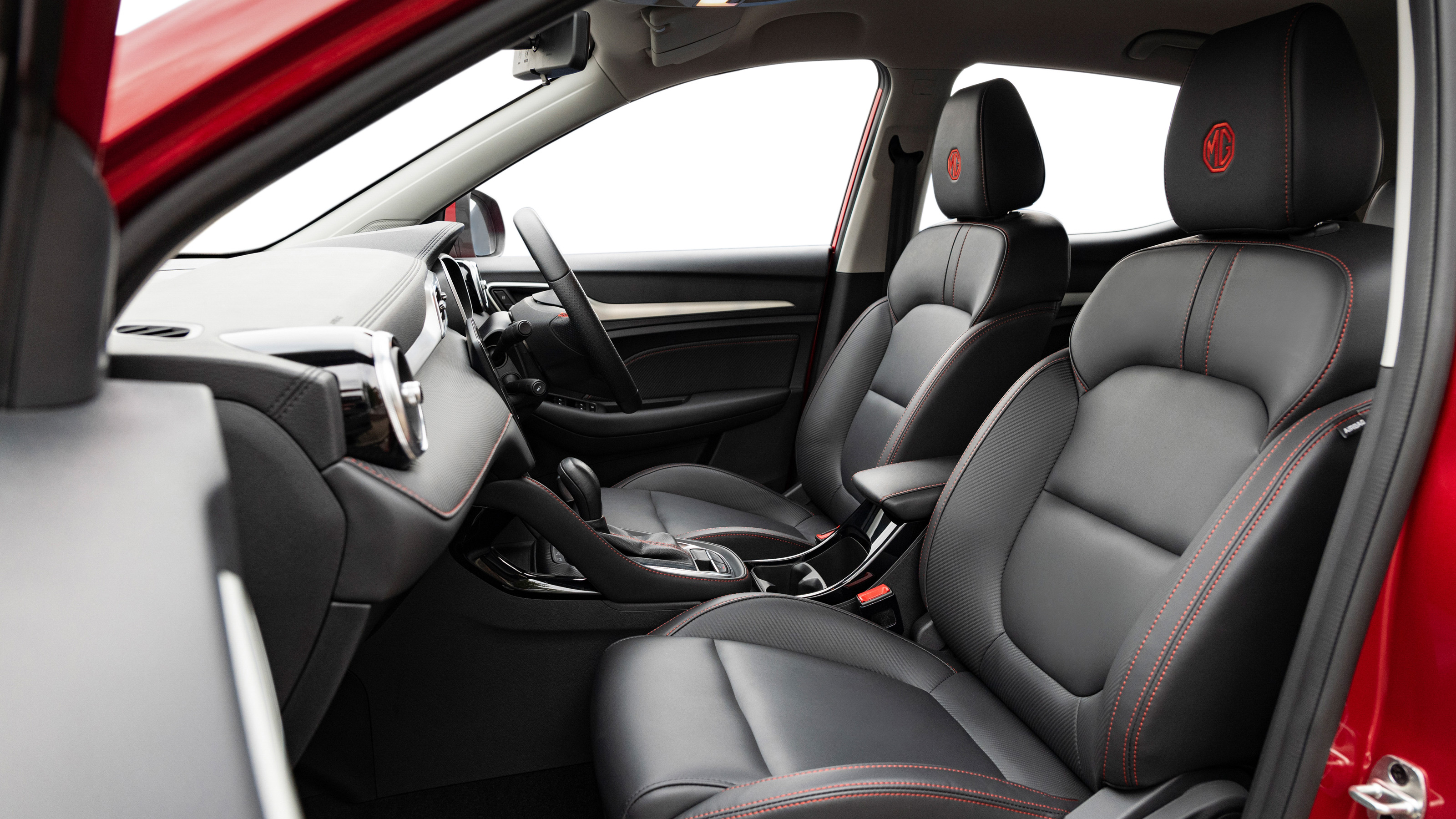 MG ZS - front seats