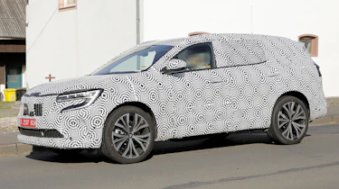 Renault Grand Austral (camouflaged) - front angle