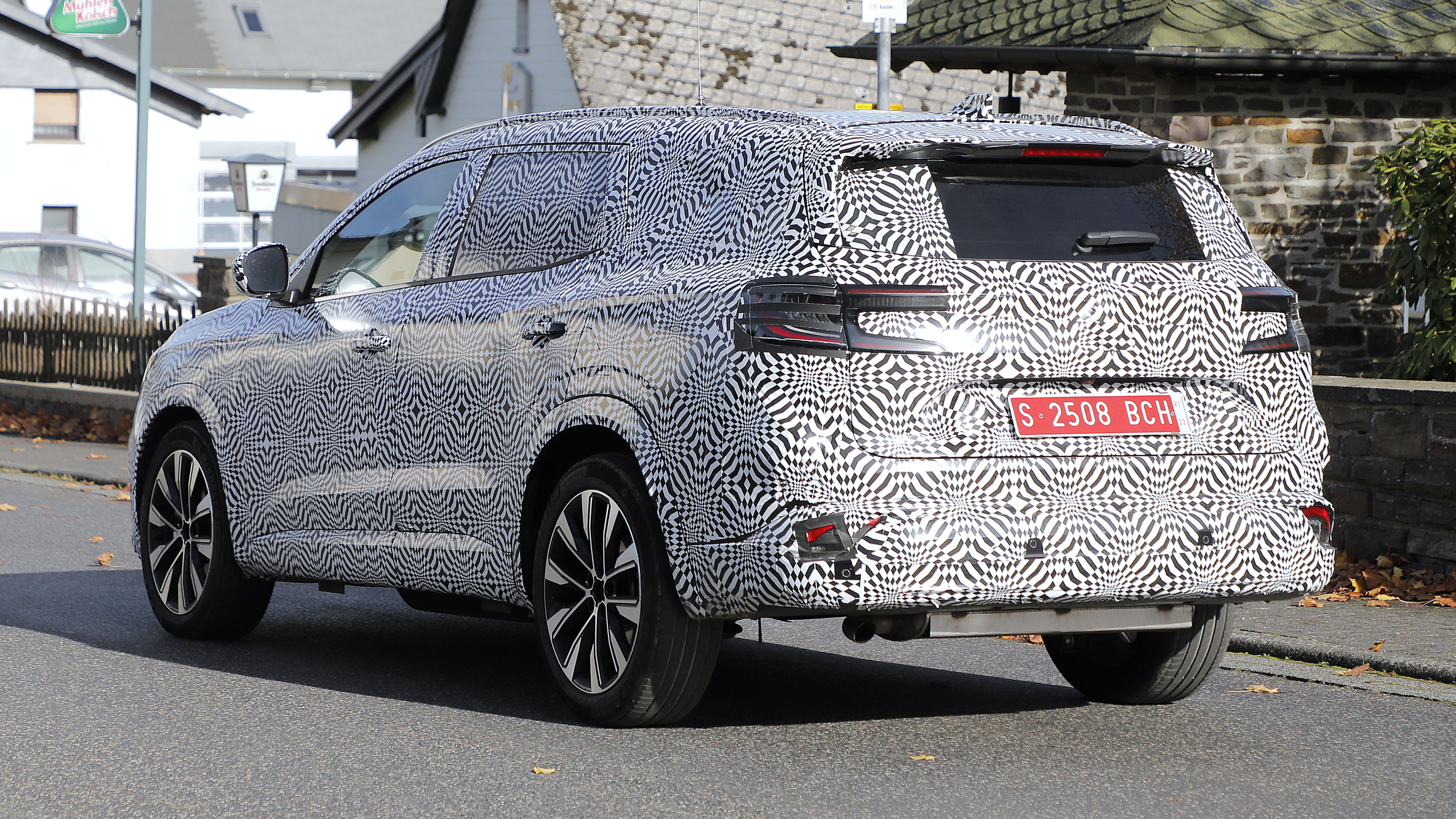 Renault Grand Austral (camouflaged) - rear angle