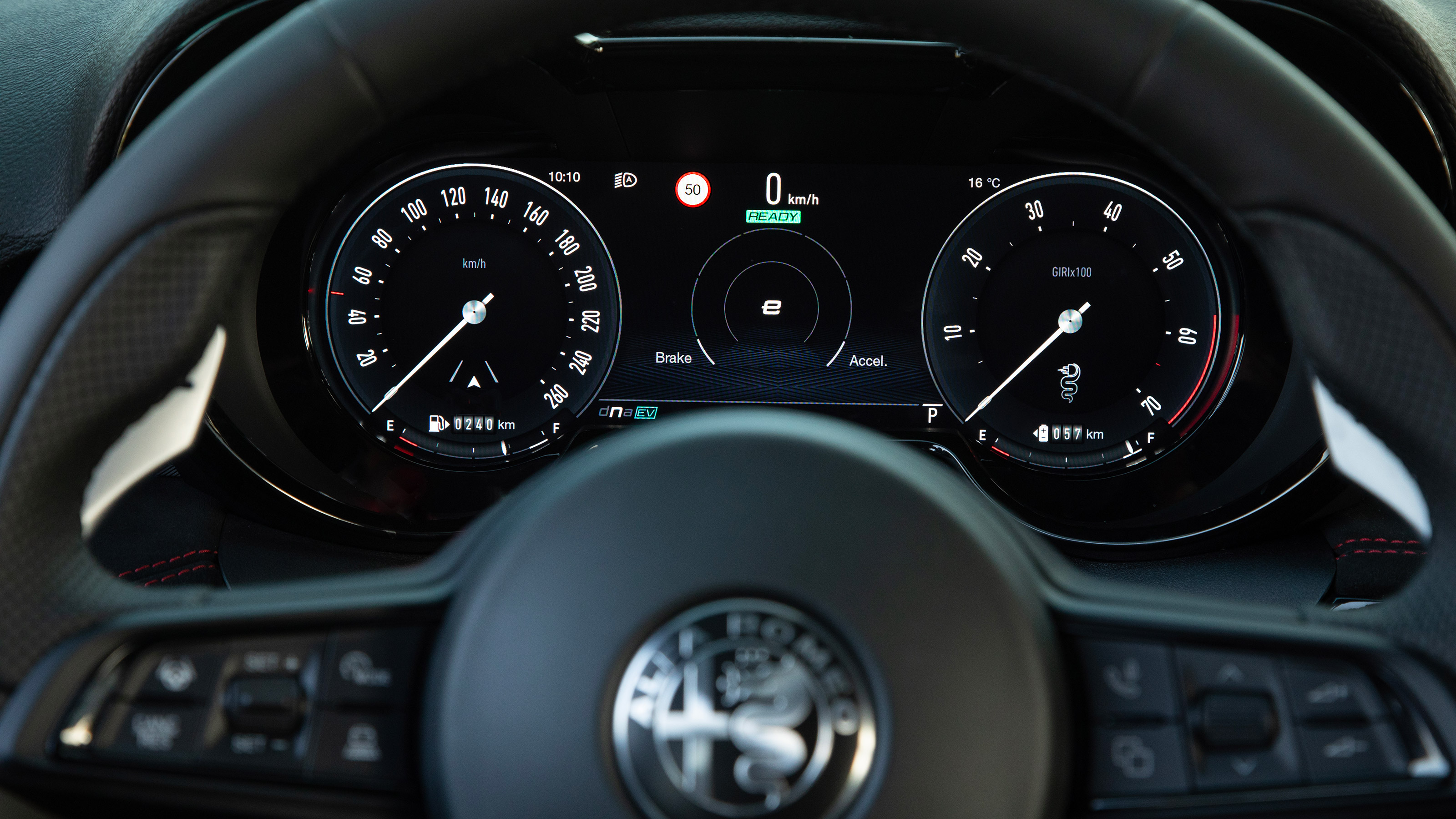 Alfa Romeo Tonale PHEV - dials