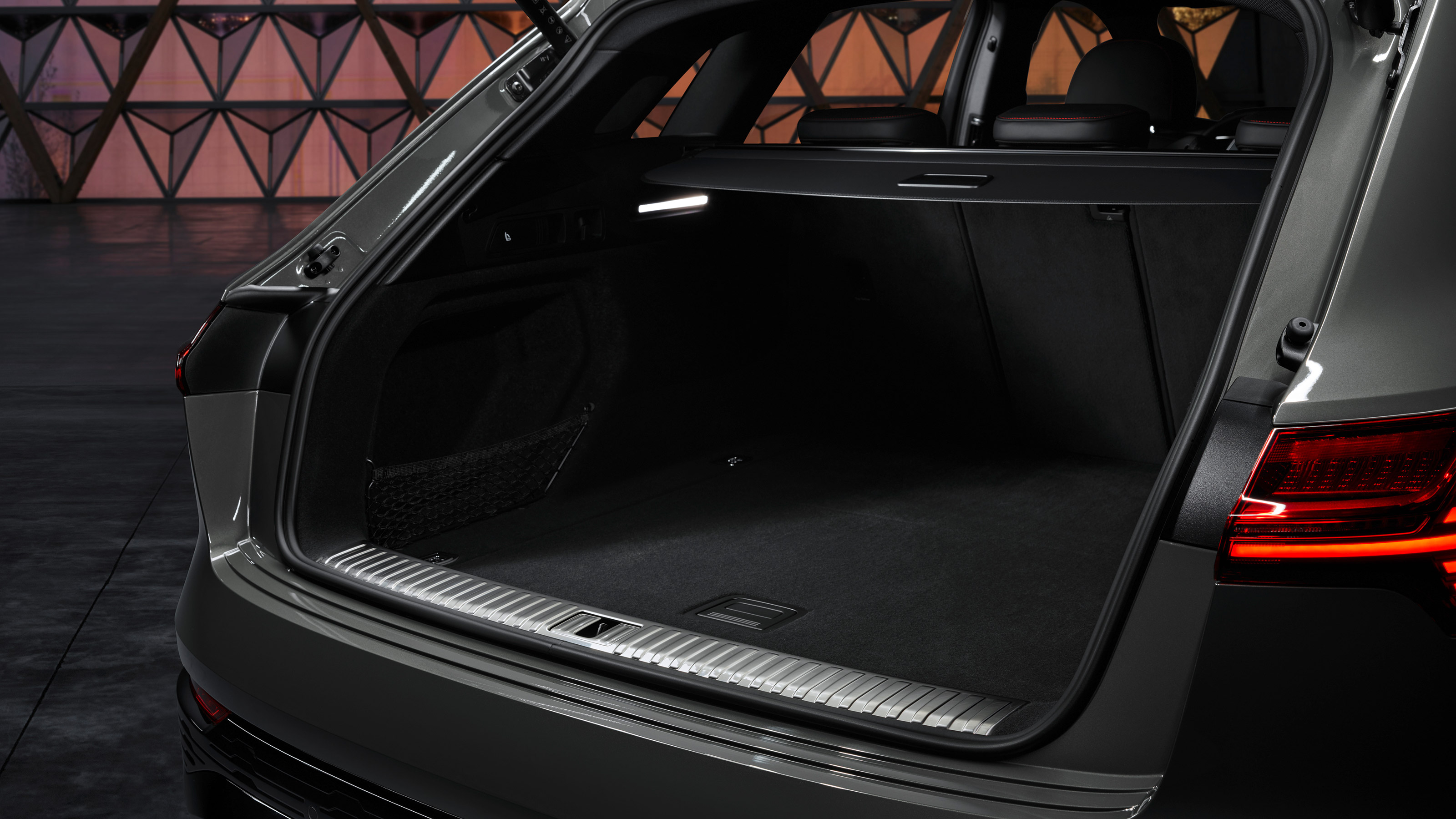 Audi Q8 e-tron - boot