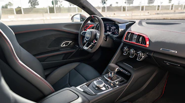 Audi R8 V10 GT RWD - cabin