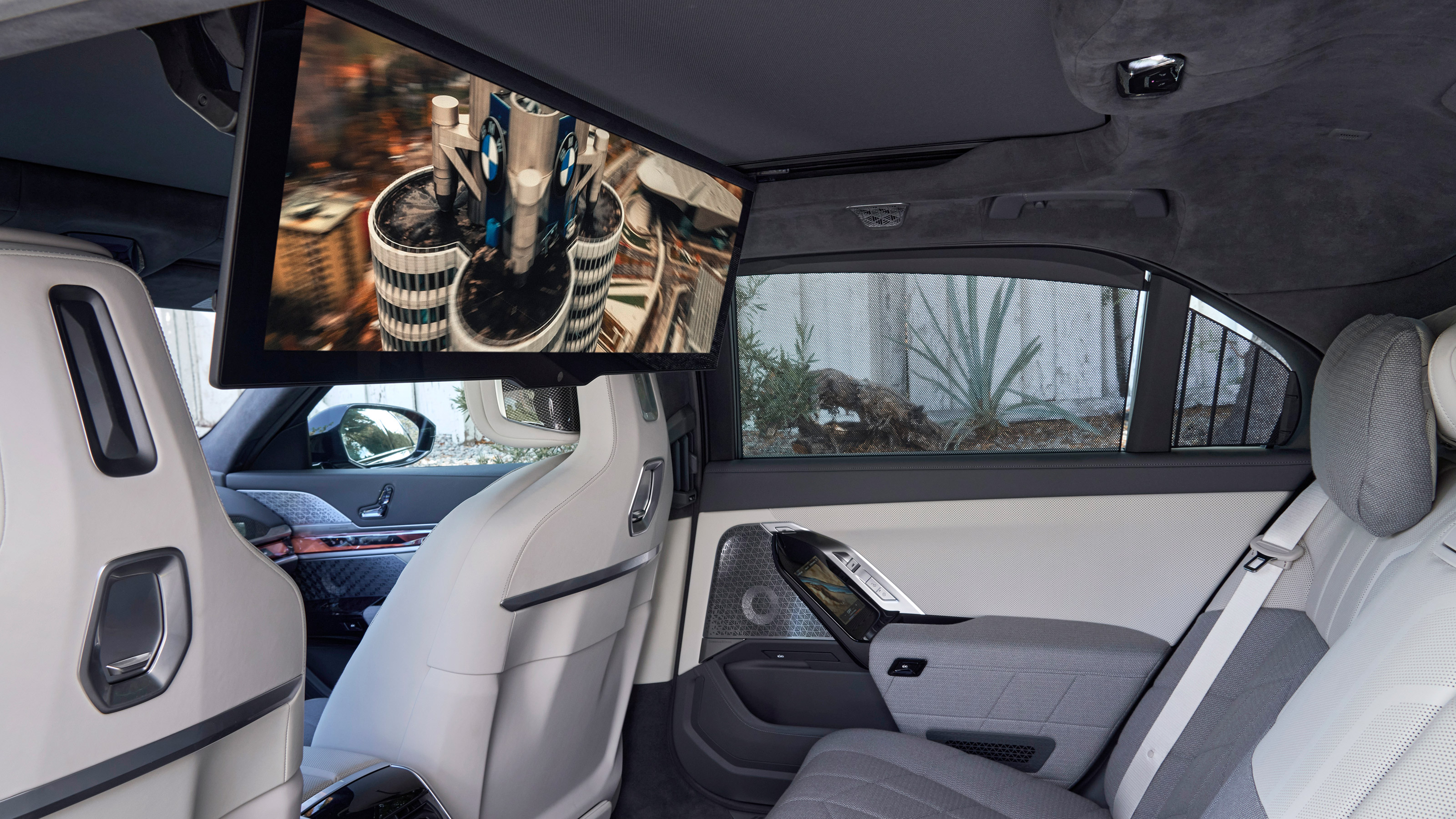BMW 760i - rear screen