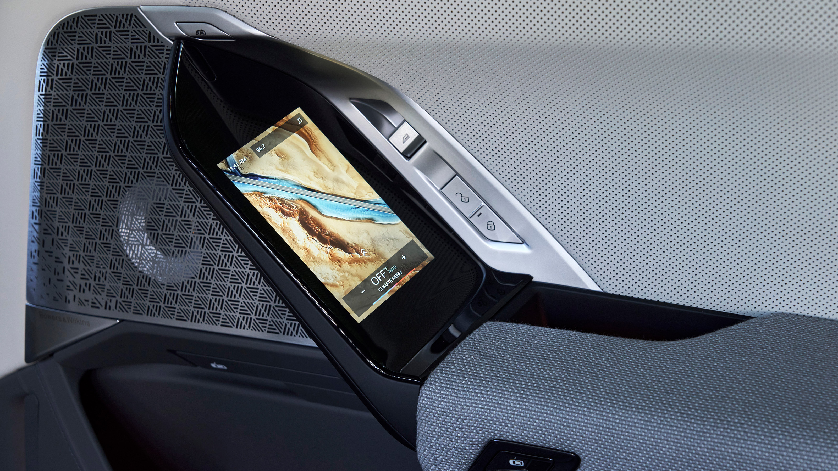 BMW 760i - door screen