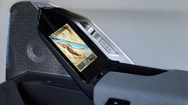BMW 760i - door screen