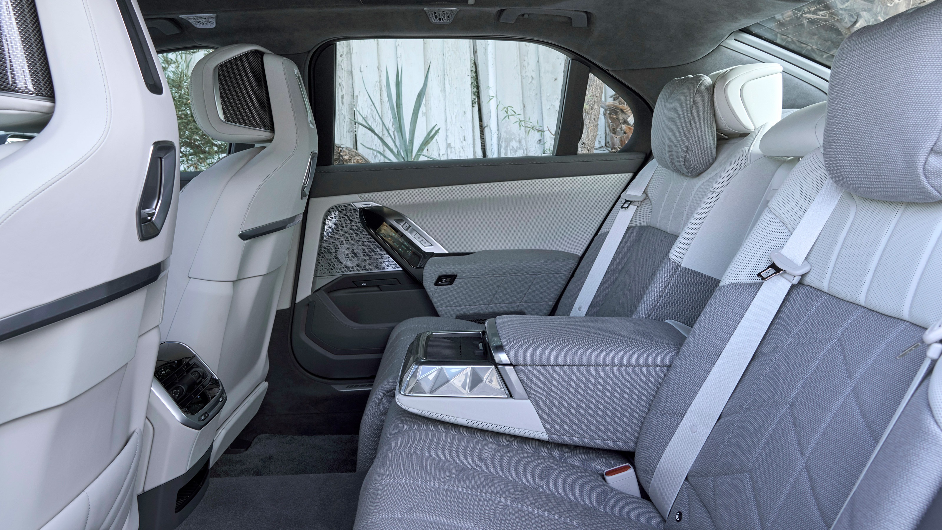 BMW 760i - rear seats