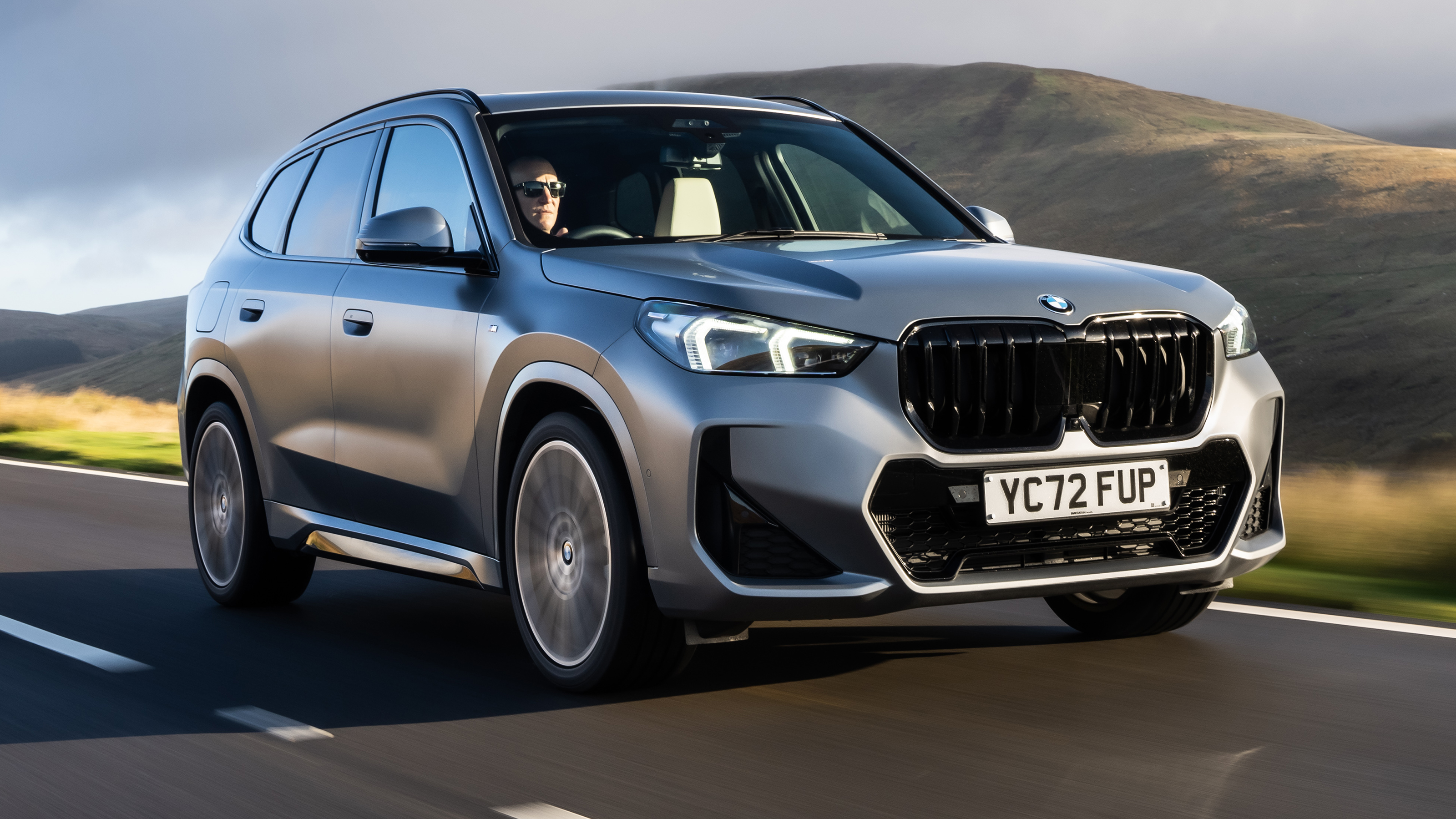 BMW X1 xDrive23i M Sport - front tracking
