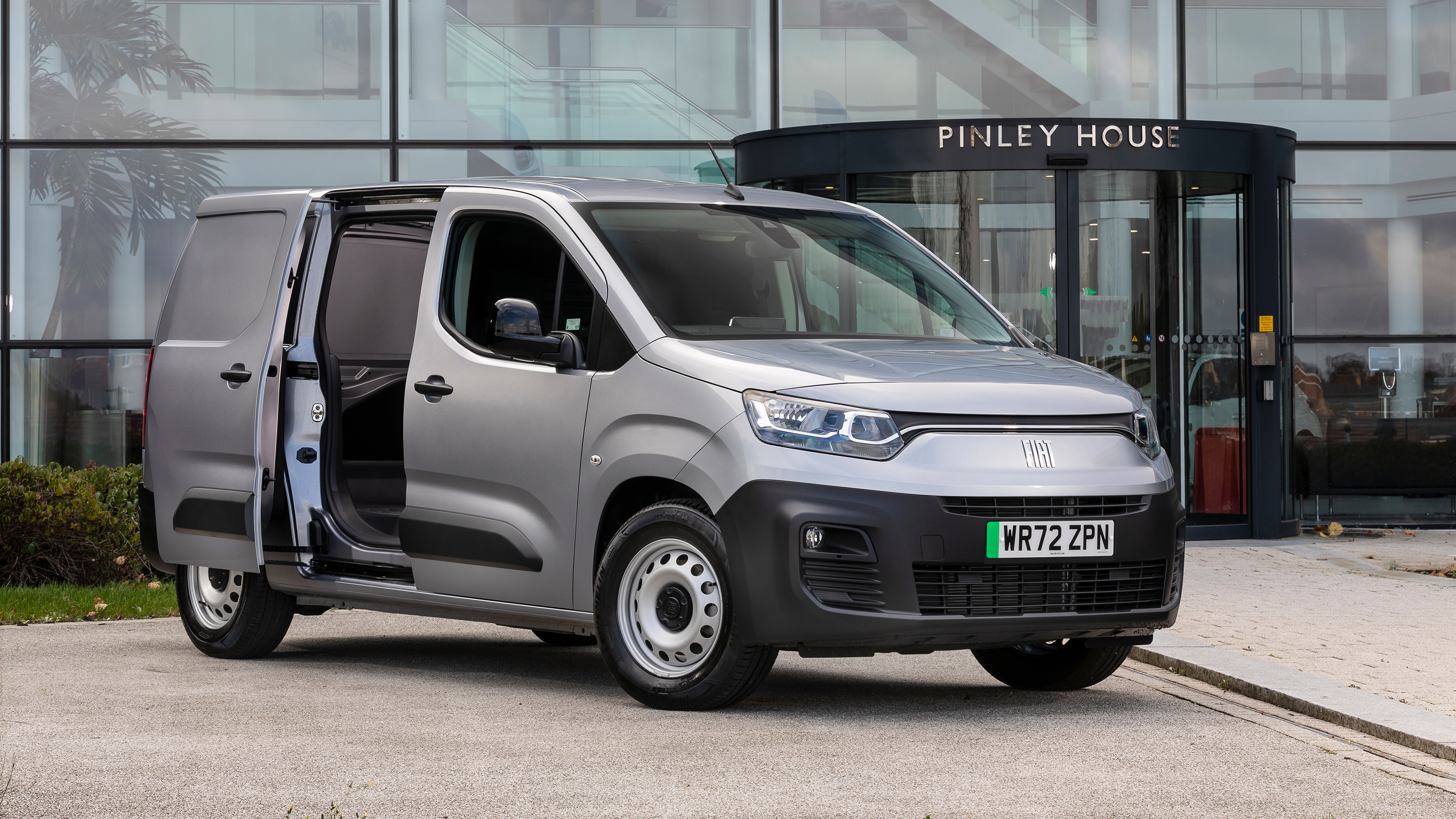 Fiat e-Doblo - front static - side door open