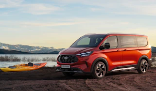 Ford e-Tourneo Custom red front