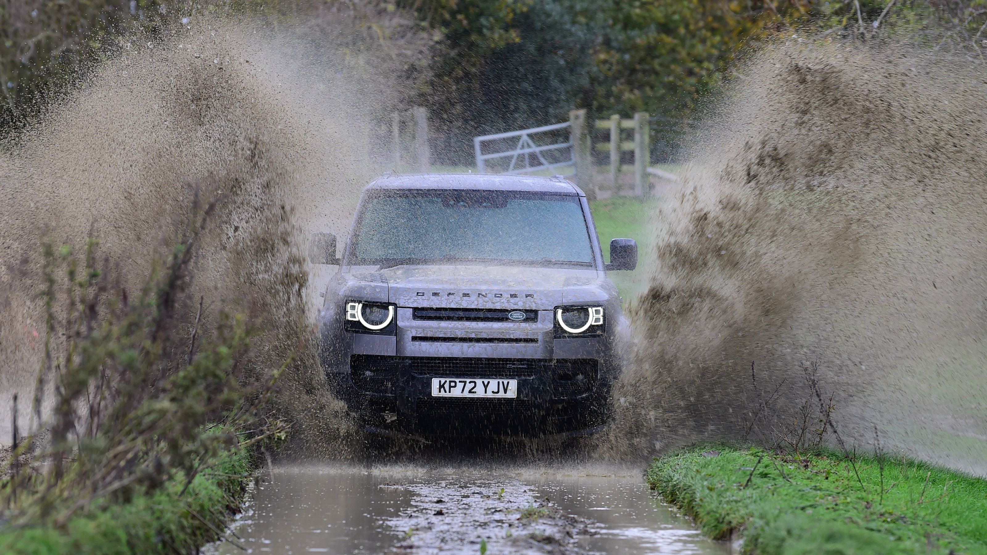 Land Rover Defender 130 - off-road