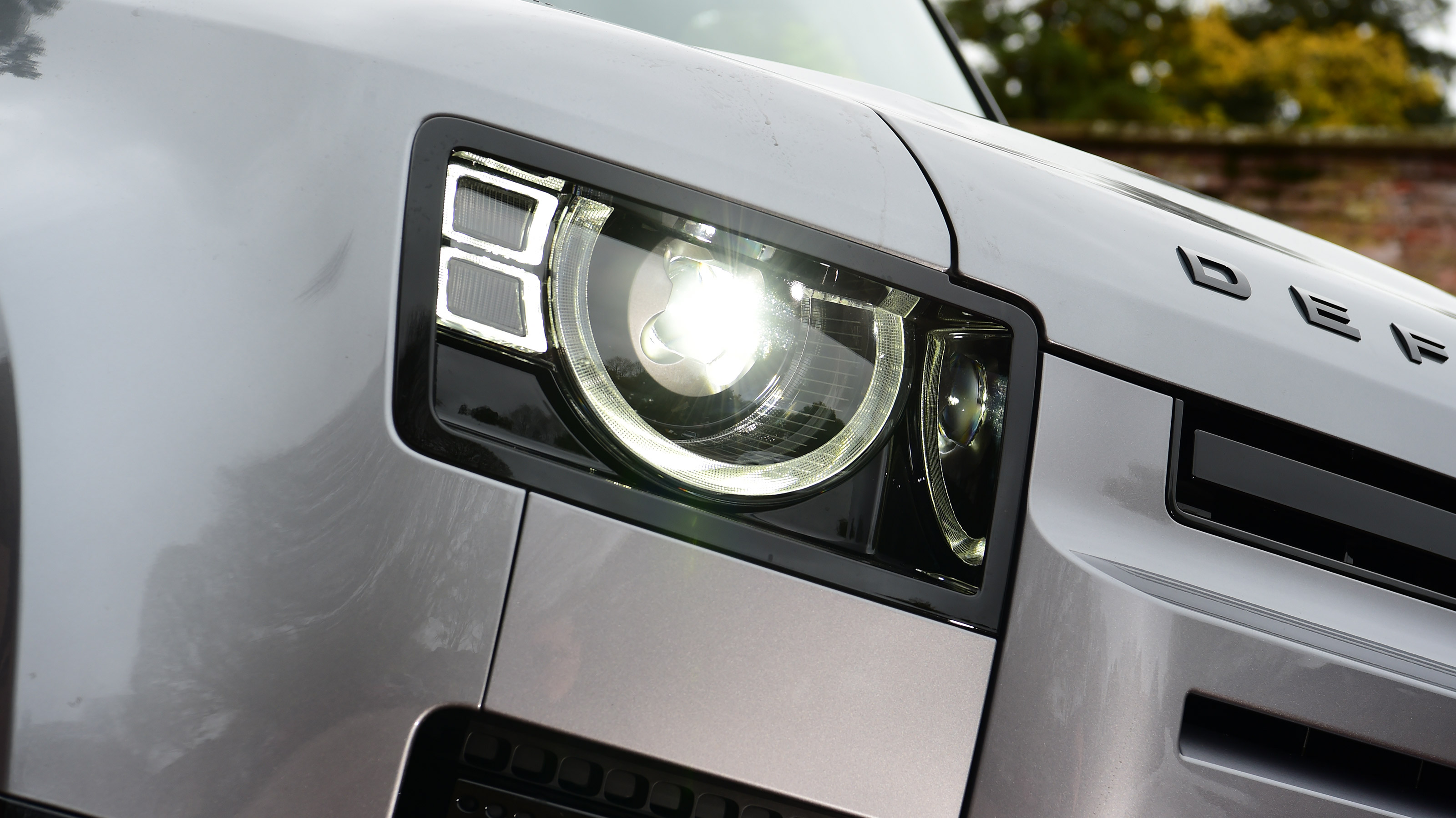 Land Rover Defender 130 - front light