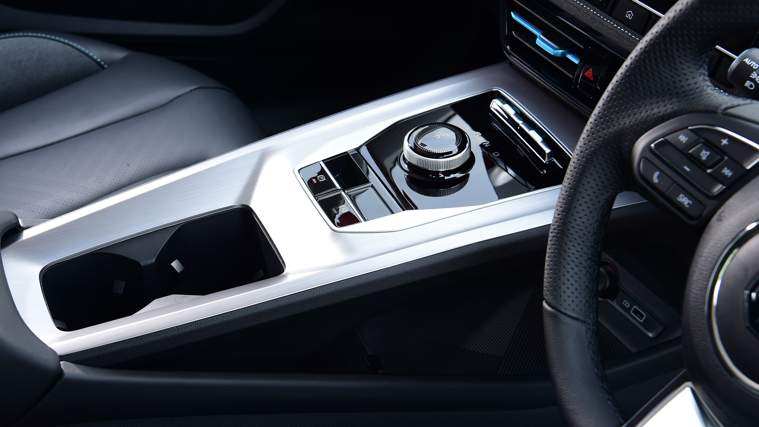 MG5 EV - centre console
