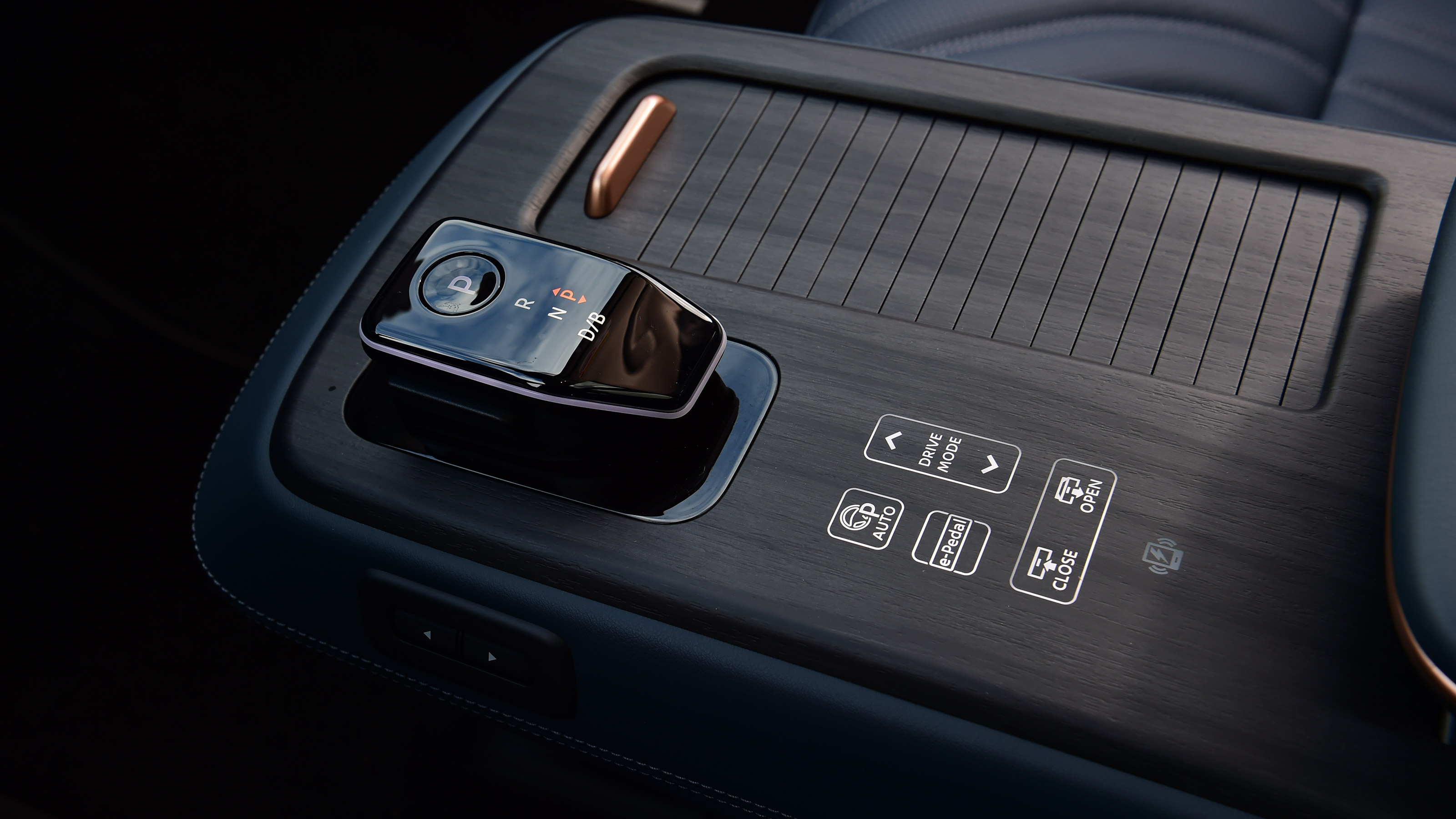 Nissan Ariya e-4ORCE - centre console