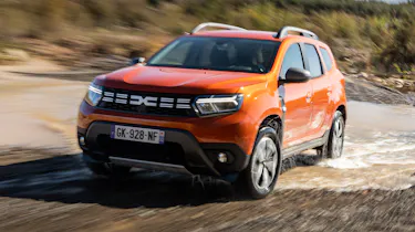 Dacia Duster - front off-road tracking