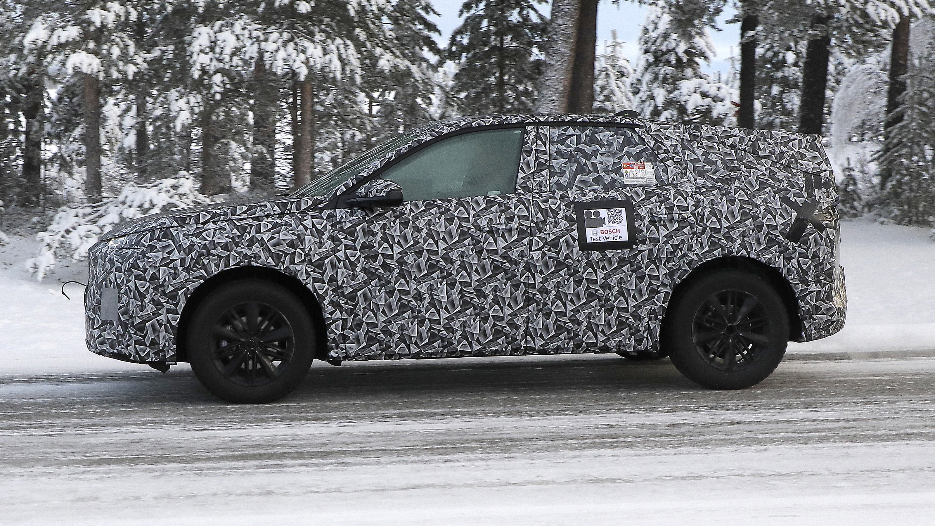 2023 Peugeot 3008 (camouflaged) - side