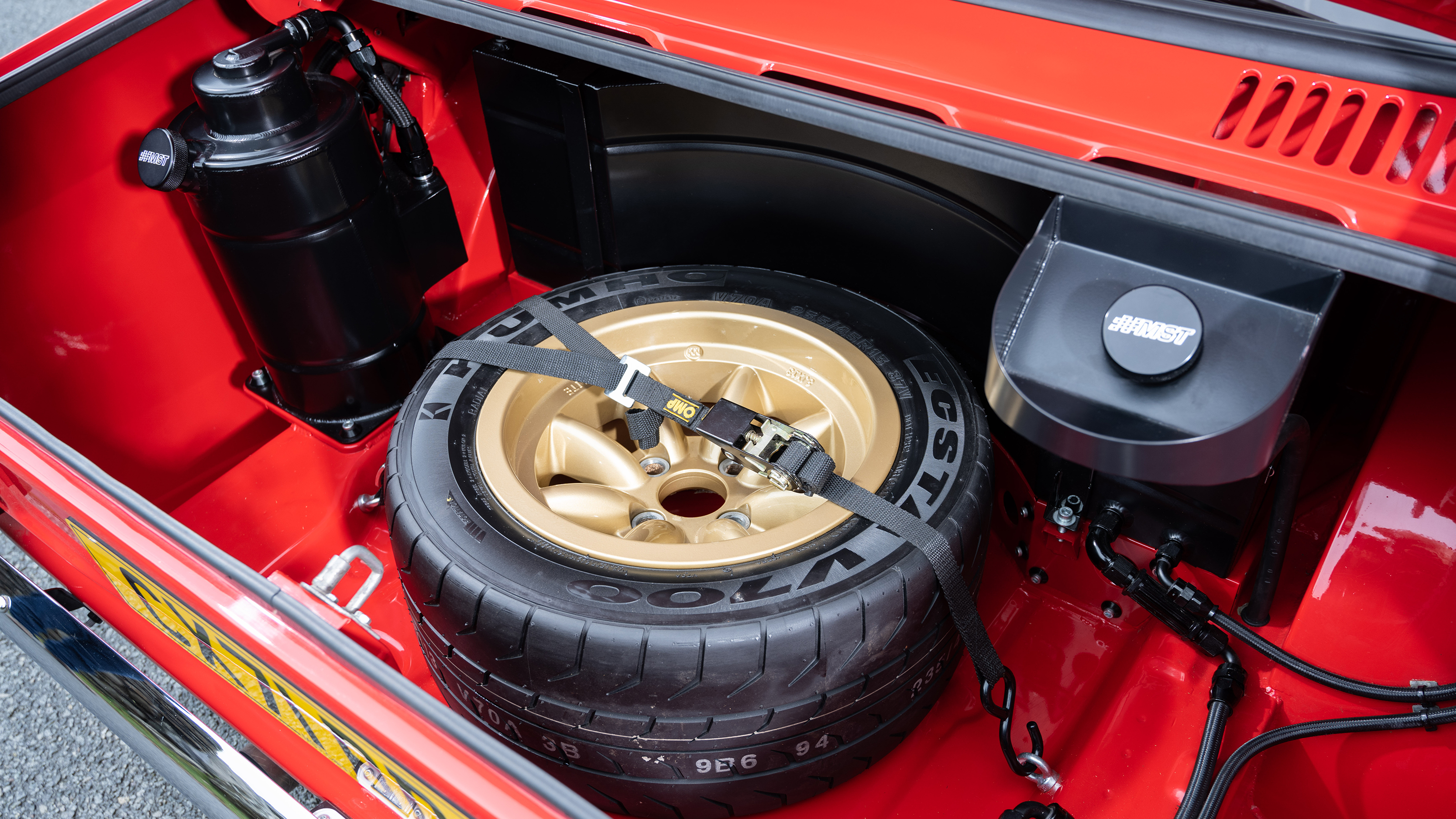 Ford Escort MST red-rocket - inside boot