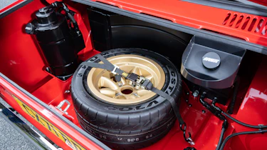 Ford Escort MST red-rocket - inside boot
